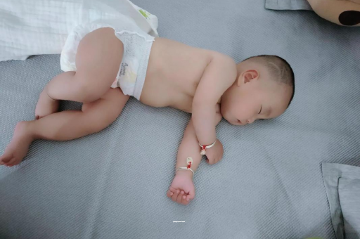 代怀包生男孩医院三个月宝宝头围